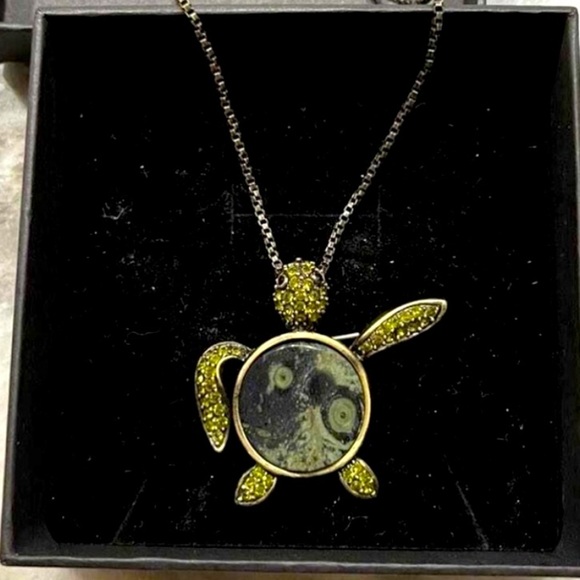 Vintage “Butler” turtle necklace - Picture 1 of 6